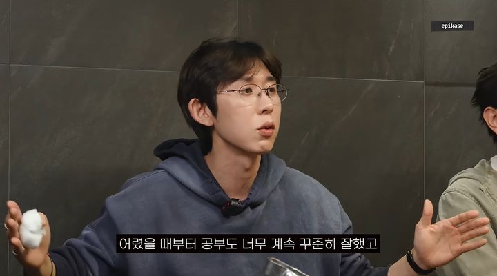 [서울=뉴시스] 프로듀서 코드쿤스트가 삼성전자 연구원으로 알려진 친동생의 근황을 전했다. (사진=유튜브 채널 '에픽하이' 화면 캡처) 2026.09.25. photo@newsis.com *재판매 및 DB 금지