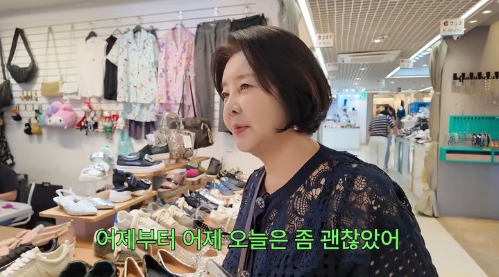 [서울=뉴시스] 배우 김영란이 23일 유튜브 채널 '찐여배우들'을 통해 주식 투자 근황을 공개했다. (사진=유튜브 채널 '찐여배우들' 화면 캡처) 2026.09.25. photo@newsis.com *재판매 및 DB 금지