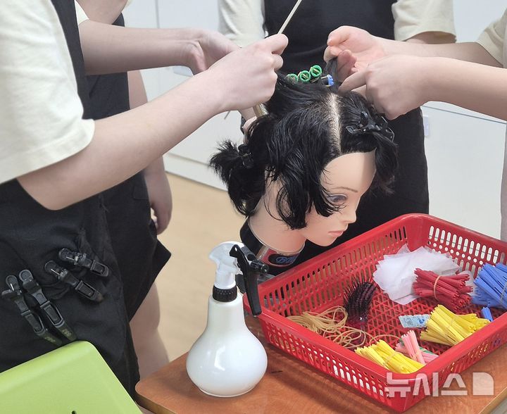 [청주=뉴시스] 서주영 기자 = 추석 연휴를 사흘 앞둔 21일 충북 청주미평여자학교(청주소년원)에서 보호소년이 헤어디자인 직업훈련을 하고 있다. 2026.09.21. juyeong@newsis.com *재판매 및 DB 금지