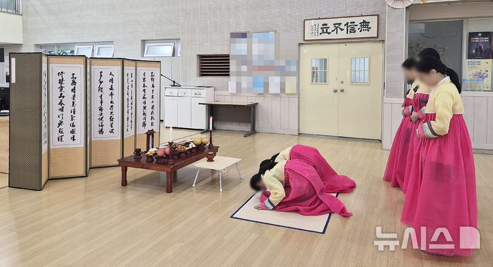 [청주=뉴시스] 추석 당일인 25일 충북 청주시 서원구 청주미평여자학교(청주소년원)에서 보호소년들이 한복을 입고 차례를 지내고 있다. (사진= 청주소년원 제공) 2026.09.25. photo@newsis.com *재판매 및 DB 금지