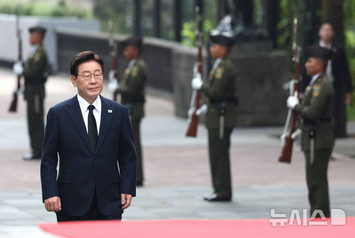[멕시코시티=뉴시스] 김진아 기자 = 이재명 대통령과 김혜경 여사가 24일(현지 시간) 멕시코 멕시코시티 차폴테펙 공원에서 애국영웅탑에 헌화하기 위해 이동하고 있다. 2026.09.25. bluesoda@newsis.com