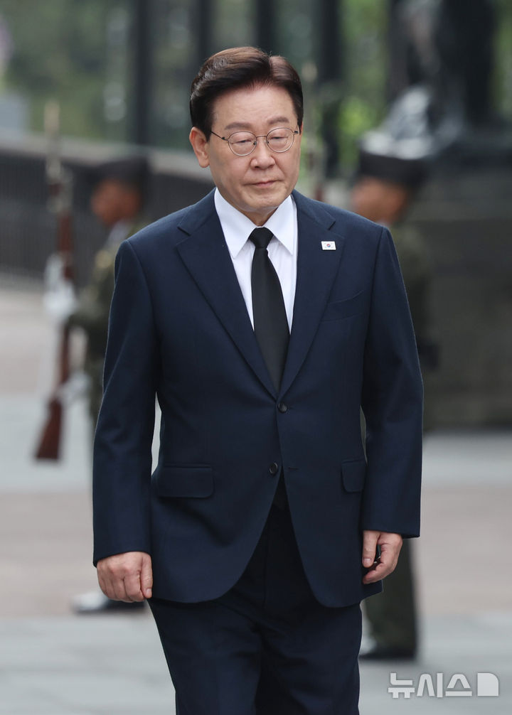 [멕시코시티=뉴시스] 김진아 기자 = 이재명 대통령과 김혜경 여사가 24일(현지 시간) 멕시코 멕시코시티 차폴테펙 공원에서 애국영웅탑에 헌화하기 위해 이동하고 있다. 2026.09.25. bluesoda@newsis.com