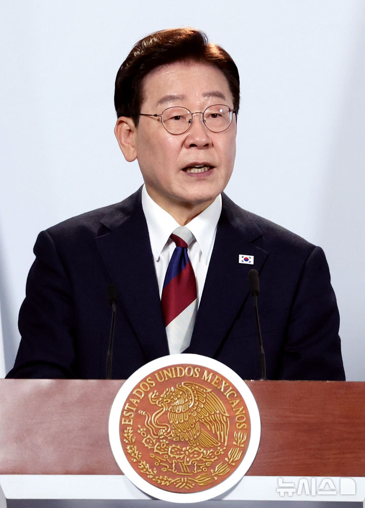 [멕시코시티=뉴시스] 김진아 기자 = 이재명 대통령이 24일(현지 시간) 멕시코 멕시코시티 대통령궁에서 열린 클라우디아 셰인바움 멕시코 대통령과의 한-멕시코 공동언론발표에서 발언하고 있다. 2026.09.25. bluesoda@newsis.com