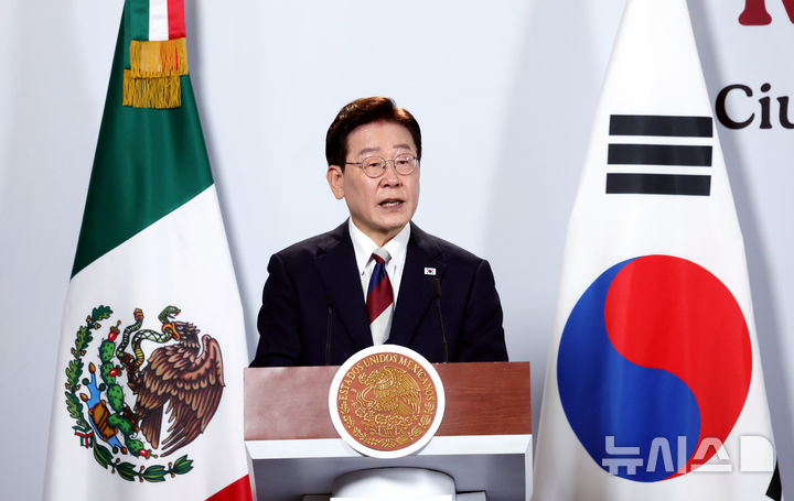 [멕시코시티=뉴시스] 김진아 기자 = 이재명 대통령이 24일(현지 시간) 멕시코 멕시코시티 대통령궁에서 열린 클라우디아 셰인바움 멕시코 대통령과의 한-멕시코 공동언론발표에서 발언하고 있다. 2026.09.25. bluesoda@newsis.com