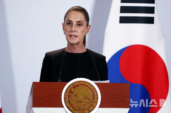 [멕시코시티=뉴시스] 김진아 기자 = 클라우디아 셰인바움 멕시코 대통령이 24일(현지 시간) 멕시코 멕시코시티 대통령궁에서 열린 이재명 대통령과의 한-멕시코 공동언론발표에서 발언하고 있다. 2026.09.25. bluesoda@newsis.com