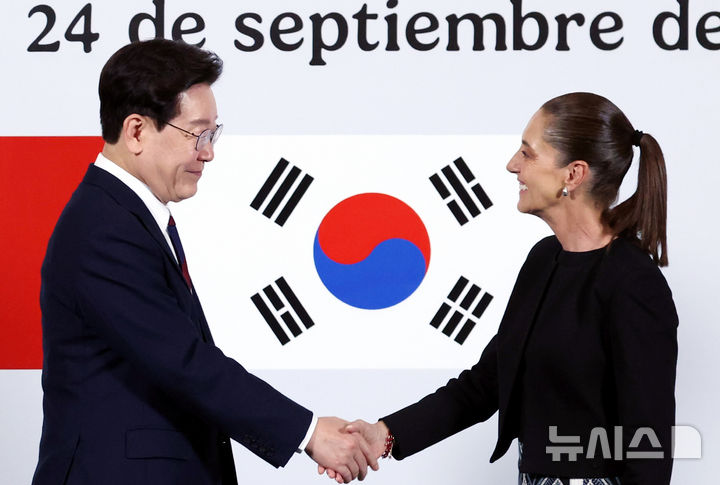 [멕시코시티=뉴시스] 김진아 기자 = 이재명 대통령과 클라우디아 셰인바움 멕시코 대통령이 24일(현지 시간) 멕시코 멕시코시티 대통령궁에서 열린 한-멕시코 공동언론발표를 마치고 악수를 하고 있다. 2026.09.25. bluesoda@newsis.com