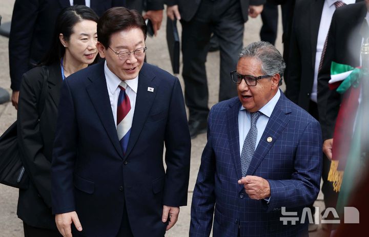 [멕시코시티=뉴시스] 김진아 기자 = 이재명 대통령과 이히니오 마르티네스 미란다 멕시코 상원의장이 24일(현지 시간) 멕시코 상원에서 면담을 하기 위해 함께 입장하고 있다. 2026.09.25. bluesoda@newsis.com
