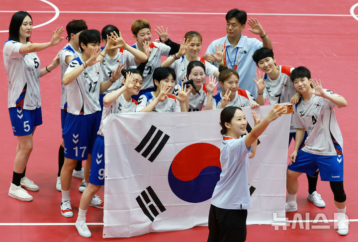[나고야(일본)=뉴시스] 이영환 기자 = 25일 오전(현지 시간) 일본 나고야시 미즈호 파크 체육관에서 열린 2026 아이치·나고야 아시안게임 세팍타크로 여자 팀 레구 결승 한국과 태국의 경기, 태국에 레구 점수 0-2로 패해 은메달을 획득한 한국 선수들이 기념촬영 하고 있다. 2026.09.25. 20hwan@newsis.com