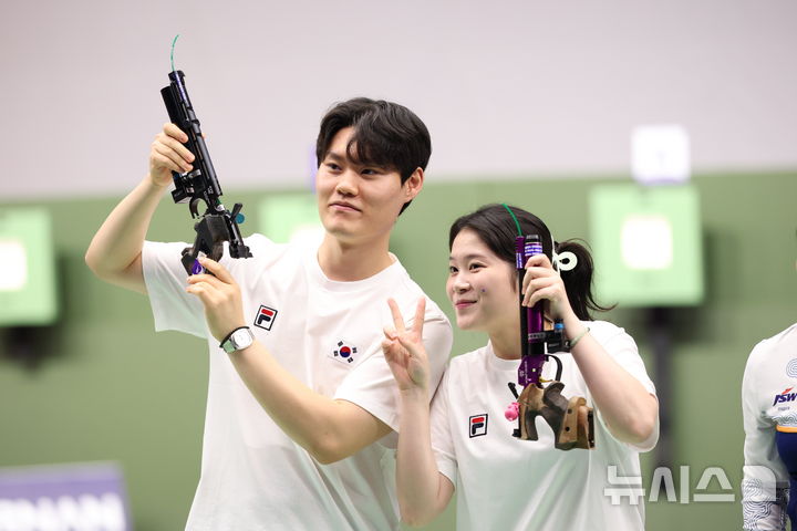 [도요타(일본)=뉴시스] 황준선 기자 = 25일(현지시간) 일본 도요타시 아이치현 종합사격장에서 열린 2026 아이치·나고야 아시안게임 사격 혼성 단체 10m 공기권총 결승전에서 은메달을 차지한 한국 추가은과 홍수현이 기념촬영을 하고 있다. 2026.09.25. hwang@newsis.com