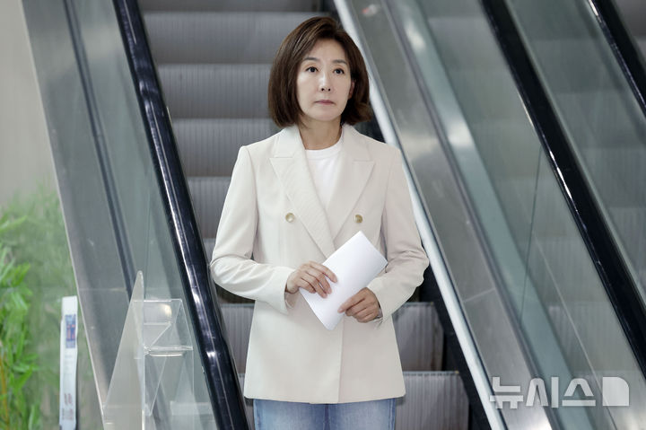 [서울=뉴시스] 최동준 기자 = 나경원 국민의힘 의원이 25일 서울 여의도 국회에서 서부전선 비무장지대(DMZ)에서 발생한 지뢰 추정 폭발 사고 관련 즉각 조사를 촉구하는 기자회견을 마친 뒤 이동하고 있다. 2026.09.25. photocdj@newsis.com