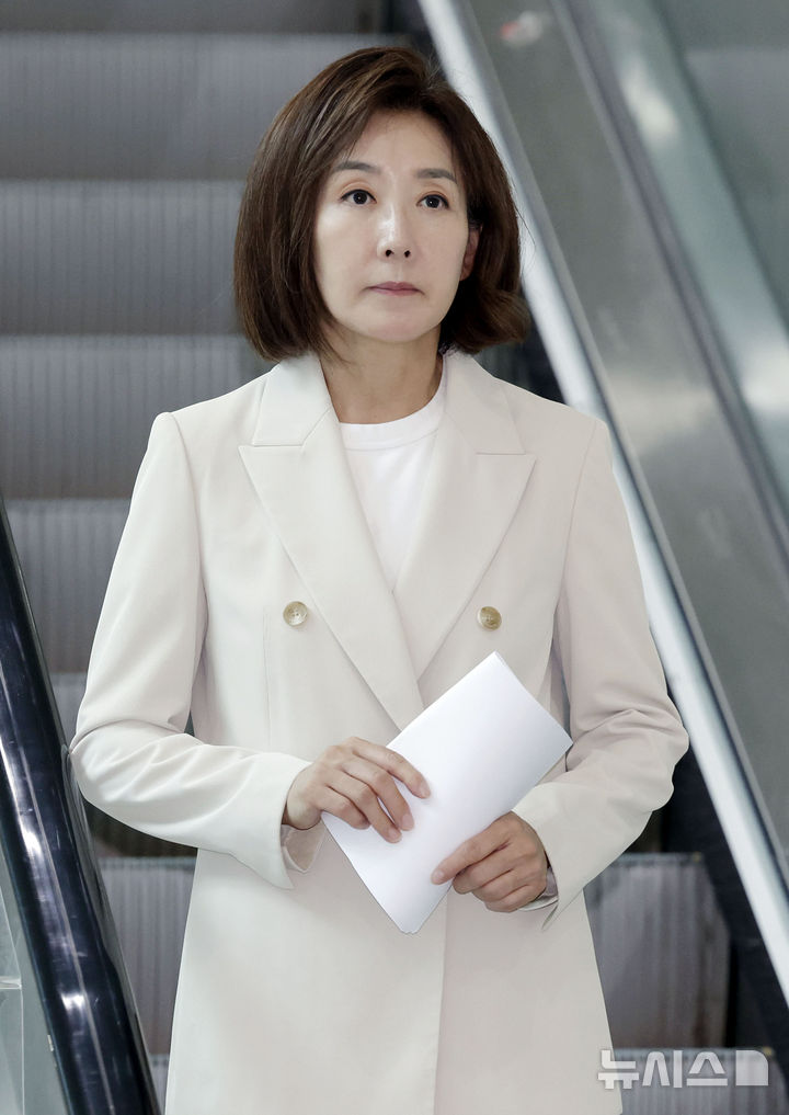 [서울=뉴시스] 최동준 기자 = 나경원 국민의힘 의원이 25일 서울 여의도 국회에서 서부전선 비무장지대(DMZ)에서 발생한 지뢰 추정 폭발 사고 관련 즉각 조사를 촉구하는 기자회견을 마친 뒤 이동하고 있다. 2026.09.25. photocdj@newsis.com