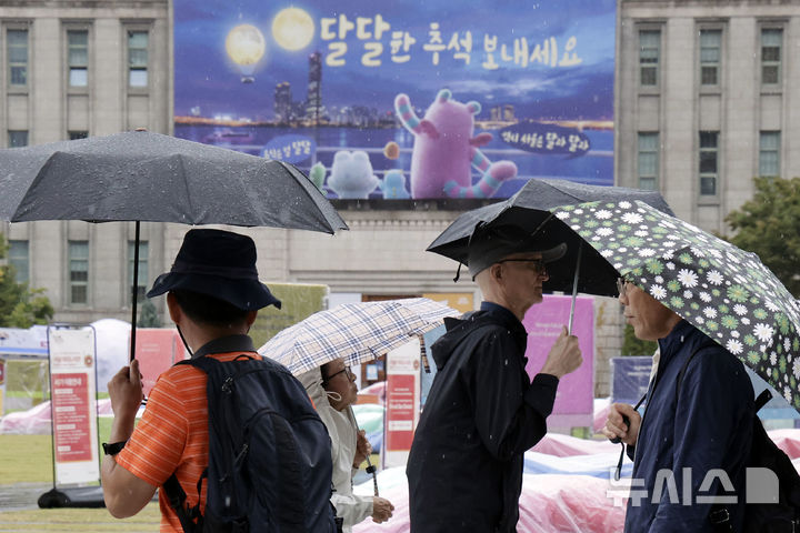 [서울=뉴시스] 최동준 기자 = 수요일인 30일은 전국이 대체로 맑다가 오후부터 수도권과 강원도를 중심으로 흐려지며 비가 내리는 곳이 있겠다. 사진은 비가 내리고 있는 지난 25일 시민과 외국인 관광객이 우산을 쓰고 서울 중구 서울도서관 앞을 지나가고 있는 모습. 2026.09.25. photocdj@newsis.com