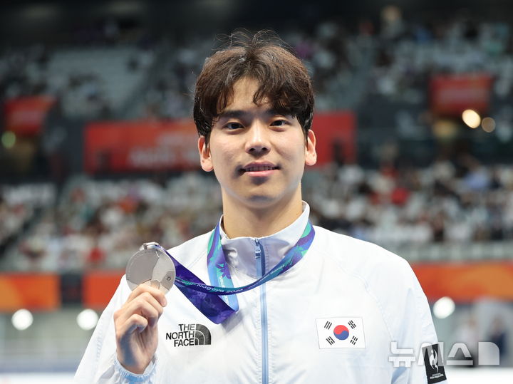 [도쿄(일본)=뉴시스] 김금보 기자 = 25일 오후(현지 시간) 일본 도쿄도 고토구 도쿄아쿠아틱스센터에서 열린 2026 아이치·나고야 아시안게임 경영 남자 배영 200m 결선에서 은메달을 차지한 한국 이주호가 기뻐하고 있다. 2026.09.25. kgb@newsis.com