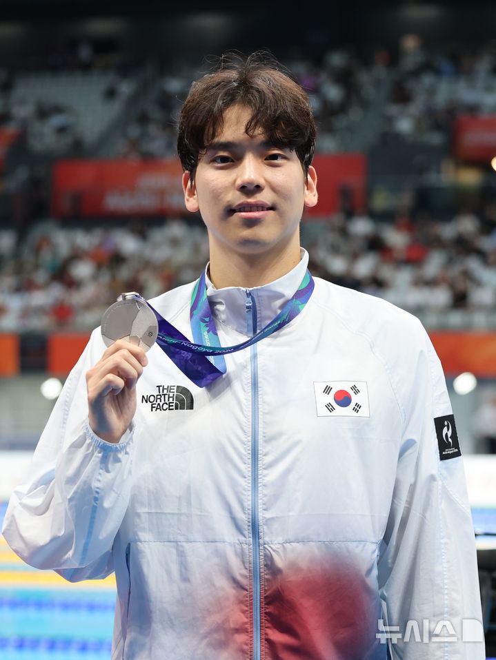 [도쿄(일본)=뉴시스] 김금보 기자 = 25일 오후(현지 시간) 일본 도쿄도 고토구 도쿄아쿠아틱스센터에서 열린 2026 아이치·나고야 아시안게임 경영 남자 배영 200m 결선에서 은메달을 차지한 한국 이주호가 기뻐하고 있다. 2026.09.25. kgb@newsis.com