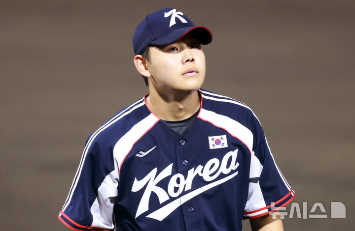 [나고야(일본)=뉴시스] 이영환 기자 = 25일 오후(현지 시간) 일본 아이치현 도요하시 시민구장에서 열린 2026 아이치·나고야 아시안게임 남자 야구 슈퍼라운드 1차전 한국과 일본의 경기, 1회말 한국 선발투수 소형준이 수비를 마친 후 덕아웃으로 들어가고 있다. 2026.09.25. 20hwan@newsis.com