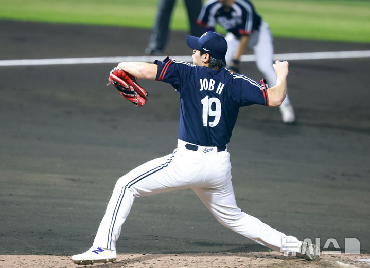 [나고야(일본)=뉴시스] 이영환 기자 = 25일 오후(현지 시간) 일본 아이치현 도요하시 시민구장에서 열린 2026 아이치·나고야 아시안게임 남자 야구 슈퍼라운드 1차전 한국과 일본의 경기, 6회말 한국 조병현이 공을 던지고 있다. 2026.09.25. 20hwan@newsis.com