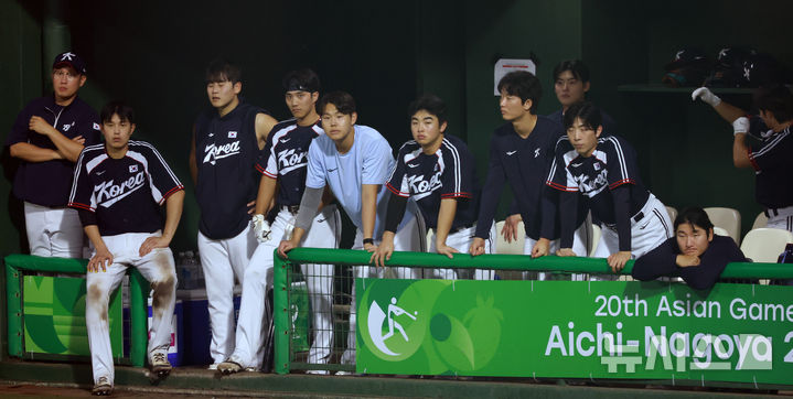 [나고야(일본)=뉴시스] 이영환 기자 = 25일 오후(현지 시간) 일본 아이치현 도요하시 시민구장에서 열린 2026 아이치·나고야 아시안게임 남자 야구 슈퍼라운드 1차전 한국과 일본의 경기, 8회말 한국 선수들이 굳은 표정을 짓고 있다. 2026.09.25. 20hwan@newsis.com