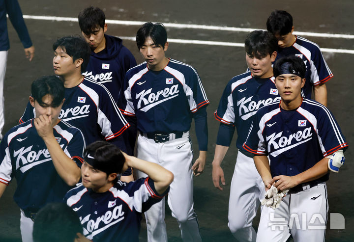 [나고야(일본)=뉴시스] 이영환 기자 = 25일 오후(현지 시간) 일본 아이치현 도요하시 시민구장에서 열린 2026 아이치·나고야 아시안게임 남자 야구 슈퍼라운드 1차전 한국과 일본의 경기에서 0-5로 일본에 패한 한국 선수들이 굳은 표정으로 경기장을 나서고 있다. 2026.09.25. 20hwan@newsis.com
