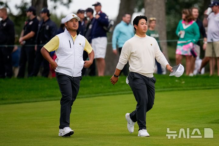 [시카고=AP/뉴시스] 25일(현지 시간) 미국 일리노이주 메디나 컨트리클럽 3번 코스(파70)에서 열린 2026 프레지던츠컵 둘째 날 인터네셔널팀의 김시우(왼쪽)와 김주형이 페어웨이를 걷고 있다. 2026.09.26.