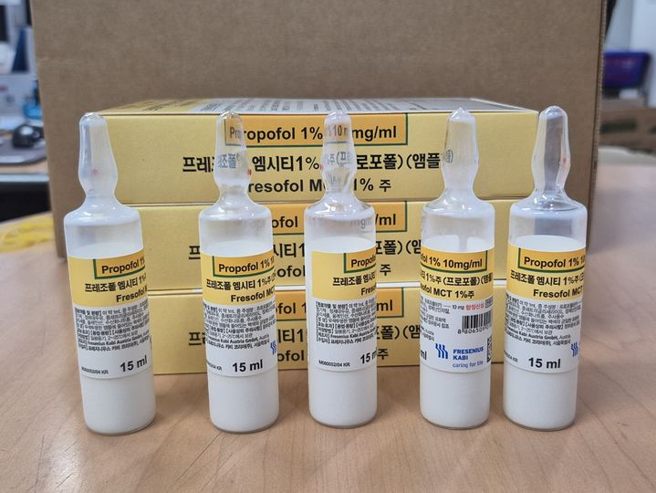 [서울=뉴시스] 프로포폴 앰풀 다섯 개가 포장 상자 앞에 놓여 있다. (사진=서울시 제공) photo@newsis.com *재판매 및 DB 금지
