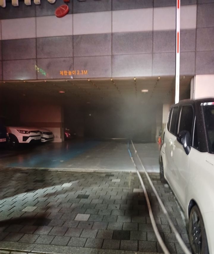 [대구=뉴시스] 26일 오전 5시 25분께 일어난 대구 평리동 아파트 1층 차량 화재로 소방대가 출동해 진화하고 있다. (사진=대구소방본부 제공) 2026.09.26. photo@newsis.com *재판매 및 DB 금지