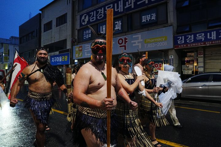 [안동=뉴시스] '2026안동국제탈춤페스티벌'에 참가한 외국 공연단이 안동 원도심을 행진하고 있다. (사진=안동시 제공) 2026.09.26. photo@newsis.com&nbsp; *재판매 및 DB 금지