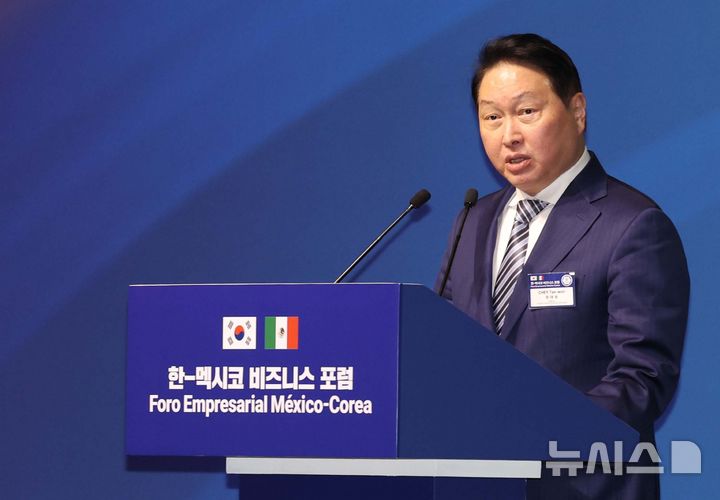 [멕시코시티=뉴시스] 김진아 기자 = 최태원 대한상공회의소 회장이 25일(현지 시간) 멕시코 멕시코시티 세계무역센터(WTC)에서 열린 한-멕시코 비즈니스 포럼에서 환영사를 하고 있다. 2026.09.26. bluesoda@newsis.com