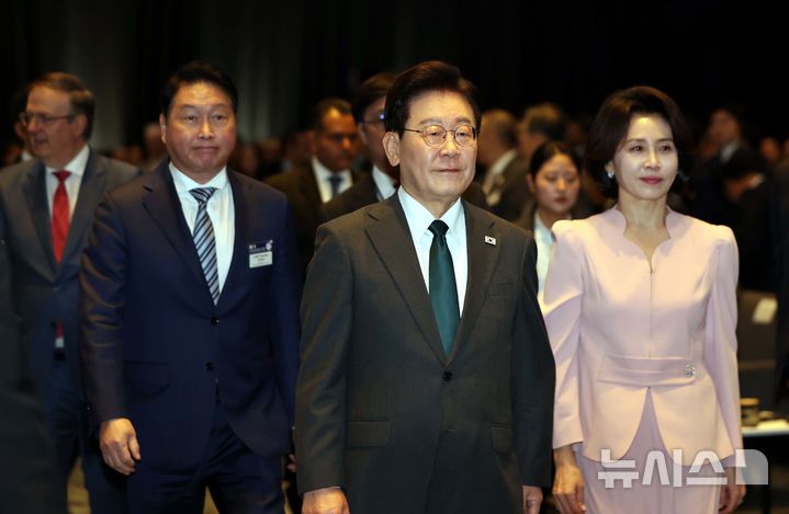 [멕시코시티=뉴시스] 김진아 기자 = 이재명 대통령과 김혜경 여사, 최태원 대한상공회의소 회장이 25일(현지 시간) 멕시코 멕시코시티 세계무역센터(WTC)에서 열린 한-멕시코 비즈니스 포럼을 마치고 이동하고 있다. 2026.09.26. bluesoda@newsis.com