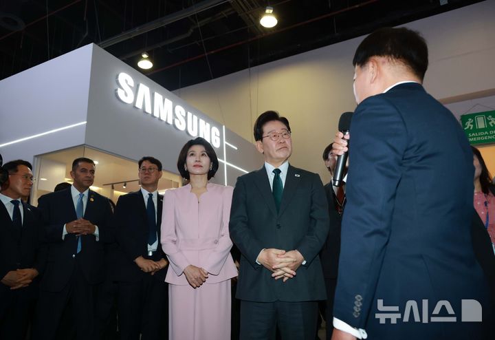 [멕시코시티=뉴시스] 김진아 기자 = 이재명 대통령과 김혜경 여사가 25일(현지 시간) 멕시코 멕시코시티 세계무역센터(WTC)에서 열린 K-엑스포 전시장에서 관계자의 설명을 듣고 있다. 2026.09.26. bluesoda@newsis.com