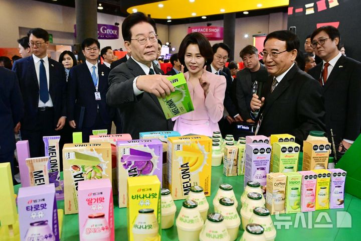 [멕시코시티=뉴시스] 김진아 기자 = 이재명 대통령과 김혜경 여사가 25일(현지 시간) 멕시코 멕시코시티 세계무역센터(WTC)에서 열린 K-엑스포 빙그레 전시장에서 김광수 빙그레 대표이사의 설명을 듣고 있다. 2026.09.26. bluesoda@newsis.com