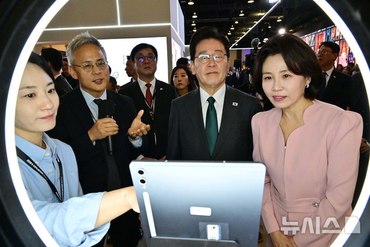 [멕시코시티=뉴시스] 김진아 기자 = 이재명 대통령과 김혜경 여사가 25일(현지 시간) 멕시코 멕시코시티 세계무역센터(WTC)에서 열린 K-엑스포 아모레퍼시픽 전시장에서 김승환(왼쪽 두번째) 아모레퍼시픽 대표이사에게 AI피부진단 테스트기 관련 설명을 듣고 있다. 2026.09.26. bluesoda@newsis.com