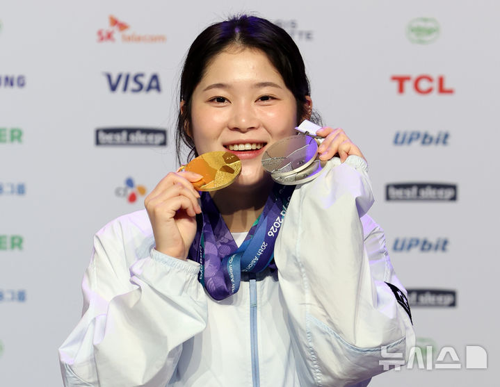 [나고야(일본)=뉴시스] 이영환 기자 = 사격 여자 공기권총 10m 금메달리스트 추가은이 26일 오전(현지 시간) 일본 아이치현 나고야시 코리아하우스에서 열린 금메달리스트 기자회견에 참석해 기념촬영을 하고 있다. 2026.09.26. 20hwan@newsis.com