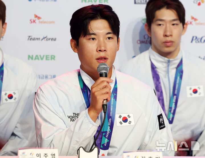 [나고야(일본)=뉴시스] 이영환 기자 = 남자 카약 2인승, 4인승 금메달리스트 김효빈이 26일 오전(현지 시간) 일본 아이치현 나고야시 코리아하우스에서 열린 금메달리스트 기자회견에 참석해 소감을 전하고 있다. 2026.09.26. 20hwan@newsis.com