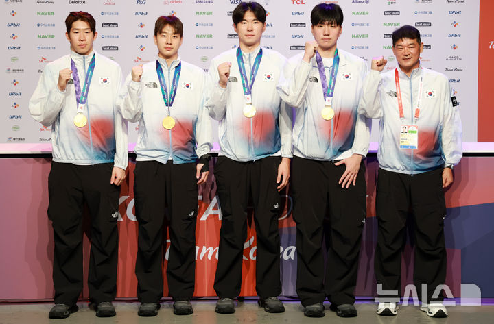 [나고야(일본)=뉴시스] 이영환 기자 = 남자 3x3 농구 금메달리스트 김승우(왼쪽부터), 이주영, 이동근, 구민교, 배길태 감독이 26일 오전(현지 시간) 일본 아이치현 나고야시 코리아하우스에서 열린 금메달리스트 기자회견에 참석해 기념촬영을 하고 있다. 2026.09.26. 20hwan@newsis.com
