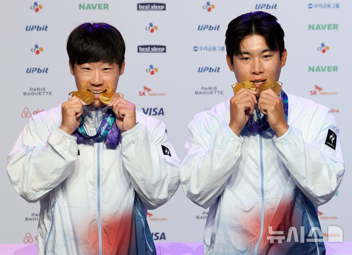 [나고야(일본)=뉴시스] 이영환 기자 = 남자 카약 2인승, 4인승 금메달리스트 조광희(왼쪽). 김효빈이 26일 오전(현지 시간) 일본 아이치현 나고야시 코리아하우스에서 열린 금메달리스트 기자회견에 참석해 기념촬영을 하고 있다. 2026.09.26. 20hwan@newsis.com