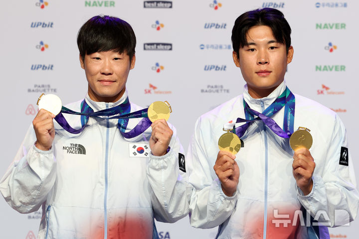 [나고야(일본)=뉴시스] 이영환 기자 = 남자 카약 2인승, 4인승 금메달리스트 조광희(왼쪽). 김효빈이 26일 오전(현지 시간) 일본 아이치현 나고야시 코리아하우스에서 열린 금메달리스트 기자회견에 참석해 기념촬영을 하고 있다. 2026.09.26. 20hwan@newsis.com