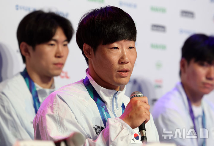 [나고야(일본)=뉴시스] 이영환 기자 = 남자 카약 2인승, 4인승 금메달리스트 조광희가 26일 오전(현지 시간) 일본 아이치현 나고야시 코리아하우스에서 열린 금메달리스트 기자회견에 참석해 소감을 전하고 있다. 2026.09.26. 20hwan@newsis.com