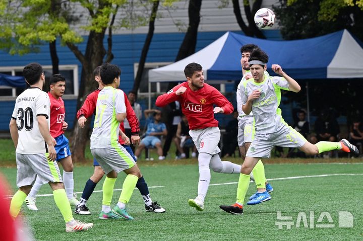 [전남광주=뉴시스] 이현행 기자 = 추석 연휴 셋째날인 26일 오전 전남광주 광산구 월전공원에서 추석맞이 광산구청장배 전국 이주노동자 축구대회가 열린 가운데 선수들이 공중볼 경합을 벌이고 있다. 2026.09.26. lhh@newsis.com
