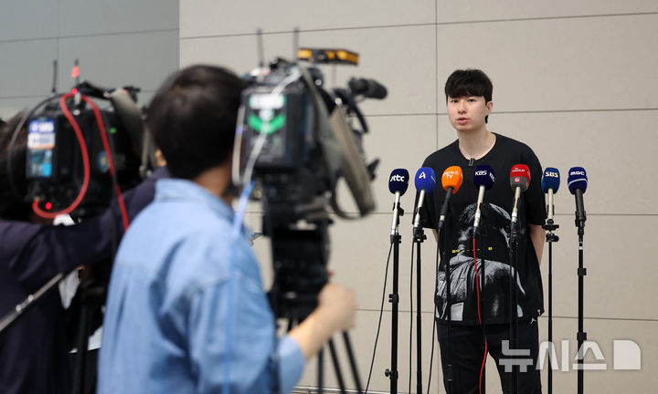[인천공항=뉴시스] 김선웅 기자 = 농구선수 이현중이 26일 인천국제공항을 통해 미국으로 출국하며 취재진과 인터뷰를 하고 있다. 이현중은 미국에서 올 가을 열리는 NBA 포틀랜드 트레일블레이저스 2026-2027 시즌 트레이닝 캠프에 참가한다. 2026.09.26. mangusta@newsis.com