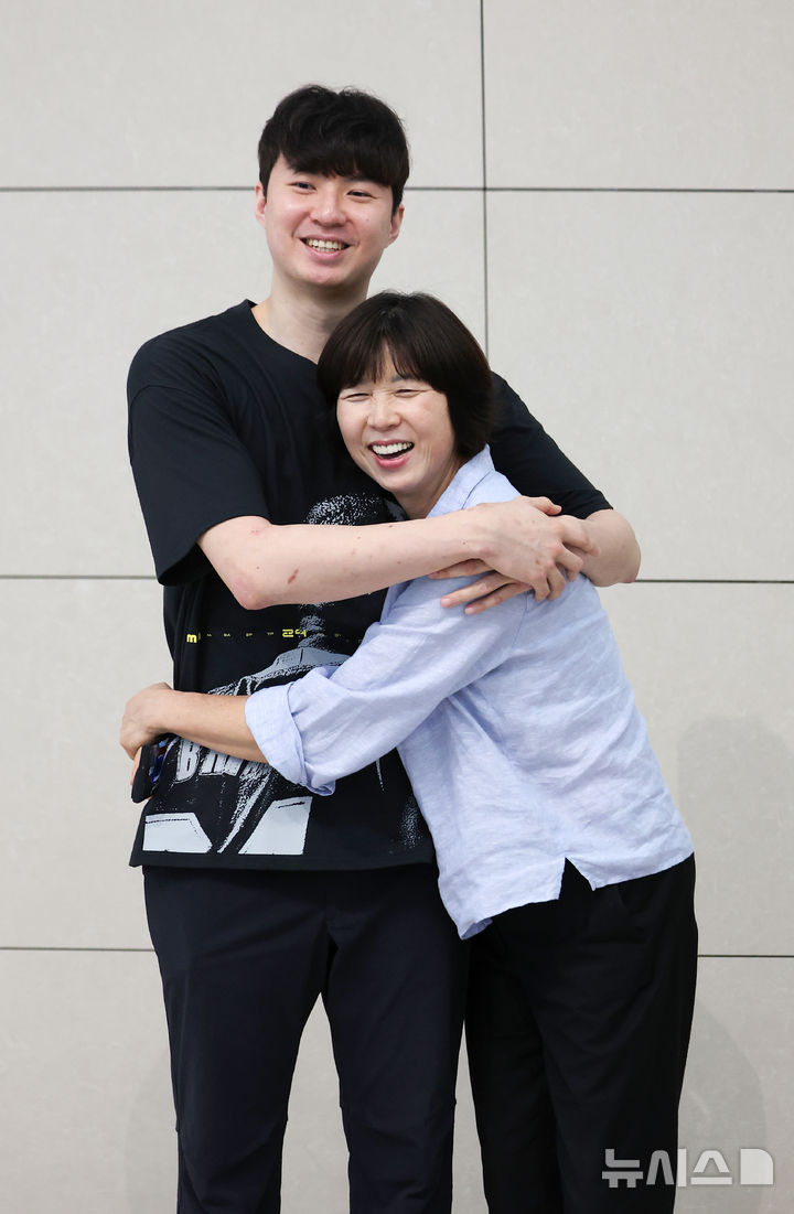 [인천공항=뉴시스] 김선웅 기자 = 농구선수 이현중이 26일 인천국제공항을 통해 미국으로 출국하며 어머니 성정아 대한민국농구협회 이사와 포옹하고 있다. 이현중은 미국에서 올 가을 열리는 NBA 포틀랜드 트레일블레이저스 2026-2027 시즌 트레이닝 캠프에 참가한다. 2026.09.26. mangusta@newsis.com