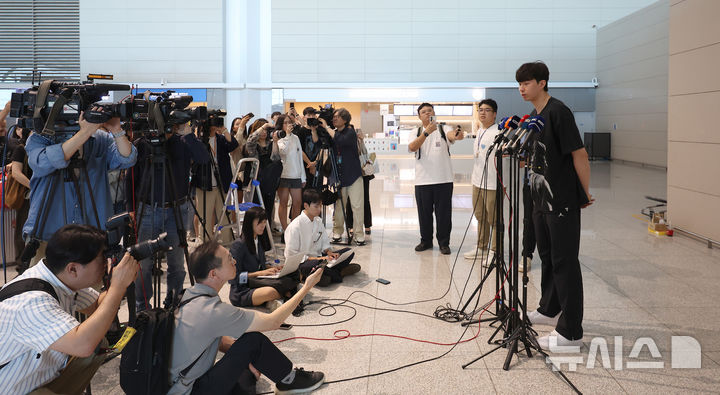 [인천공항=뉴시스] 김선웅 기자 = 농구선수 이현중이 26일 인천국제공항을 통해 미국으로 출국하며 취재진과 인터뷰를 하고 있다. 이현중은 미국에서 올 가을 열리는 NBA 포틀랜드 트레일블레이저스 2026-2027 시즌 트레이닝 캠프에 참가한다. 2026.09.26. mangusta@newsis.com