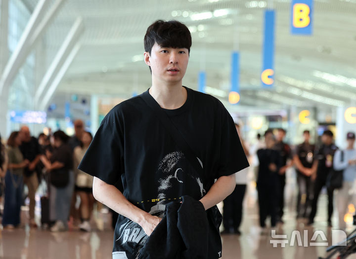 [인천공항=뉴시스] 김선웅 기자 = 농구선수 이현중이 26일 인천국제공항을 통해 미국으로 출국하고 있다. 이현중은 미국에서 올 가을 열리는 NBA 포틀랜드 트레일블레이저스 2026-2027 시즌 트레이닝 캠프에 참가한다. 2026.09.26. mangusta@newsis.com