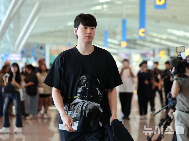 [인천공항=뉴시스] 김선웅 기자 = 농구선수 이현중이 26일 인천국제공항을 통해 미국으로 출국하고 있다. 이현중은 미국에서 올 가을 열리는 NBA 포틀랜드 트레일블레이저스 2026-2027 시즌 트레이닝 캠프에 참가한다. 2026.09.26. mangusta@newsis.com