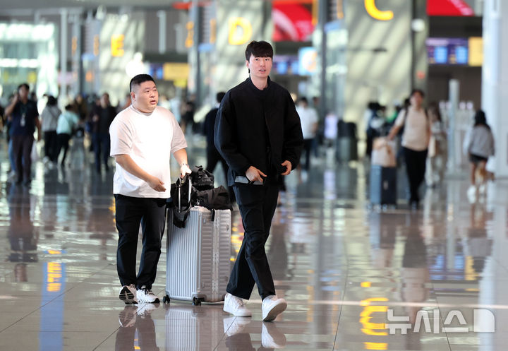 [인천공항=뉴시스] 김선웅 기자 = 농구선수 이현중이 26일 인천국제공항을 통해 미국으로 출국하고 있다. 이현중은 미국에서 올 가을 열리는 NBA 포틀랜드 트레일블레이저스 2026-2027 시즌 트레이닝 캠프에 참가한다. 2026.09.26. mangusta@newsis.com