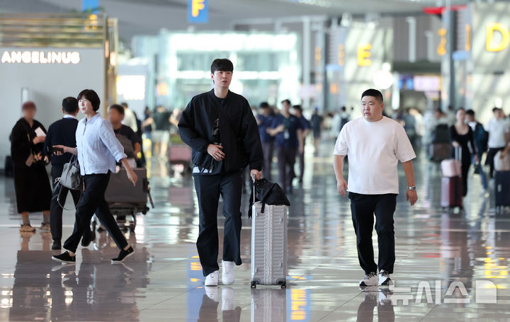 [인천공항=뉴시스] 김선웅 기자 = 농구선수 이현중이 26일 인천국제공항을 통해 미국으로 출국하고 있다. 이현중은 미국에서 올 가을 열리는 NBA 포틀랜드 트레일블레이저스 2026-2027 시즌 트레이닝 캠프에 참가한다. 2026.09.26. mangusta@newsis.com