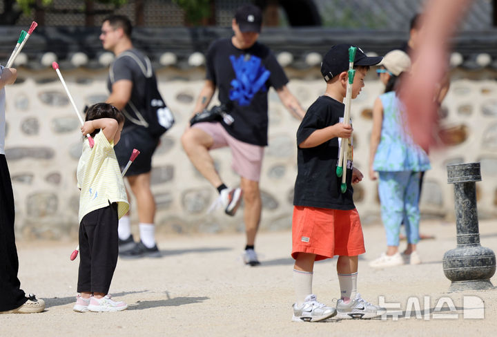 [서울=뉴시스] 홍효식 기자 = 추석 연휴 셋째 날인 26일 서울 중구 남산골한옥마을에서 열린 2026 남산골 추석축제 '남산달빛마당'을 찾은 어린이들이 투호 던지기 등 전통놀이를 즐기고 있다. 2026.09.26. yesphoto@newsis.com