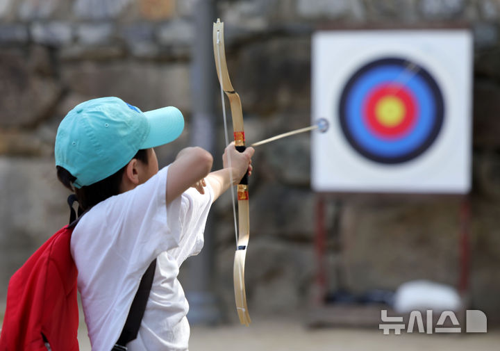 [서울=뉴시스] 홍효식 기자 = 추석 연휴 셋째 날인 26일 서울 중구 남산골한옥마을에서 열린 2026 남산골 추석축제 '남산달빛마당'을 찾은 한 어린이가 활쏘기를 하고 있다. 2026.09.26. yesphoto@newsis.com
