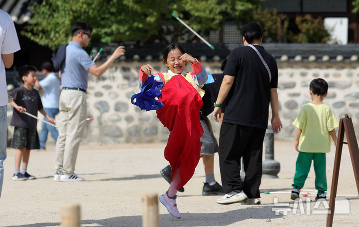 [서울=뉴시스] 홍효식 기자 = 추석 연휴 셋째 날인 26일 서울 중구 남산골한옥마을에서 열린 2026 남산골 추석축제 '남산달빛마당'을 찾은 어린이들이 제기차기 등 전통놀이를 즐기고 있다. 2026.09.26. yesphoto@newsis.com