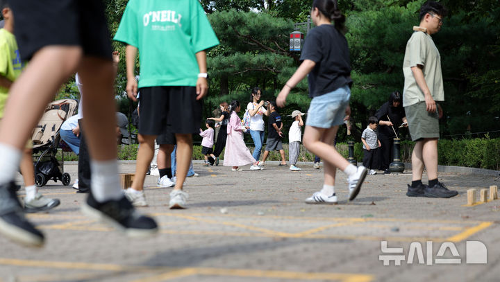 [서울=뉴시스] 홍효식 기자 = 추석 연휴 셋째 날인 26일 서울 중구 남산골한옥마을에서 열린 2026 남산골 추석축제 '남산달빛마당'을 찾은 시민들이 전통놀이를 즐기고 있다. 2026.09.26. yesphoto@newsis.com