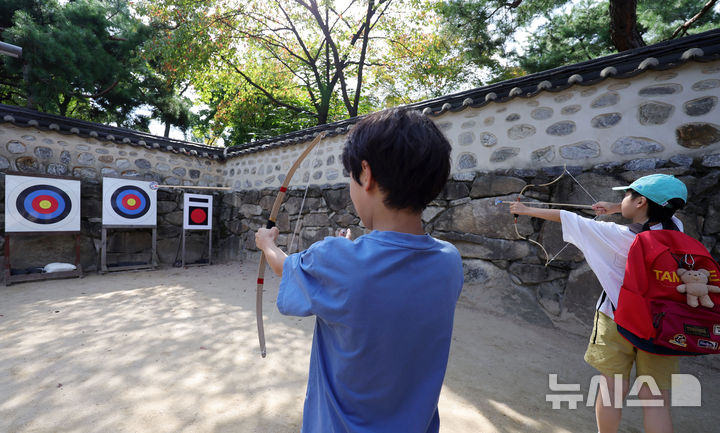 [서울=뉴시스] 홍효식 기자 = 추석 연휴 셋째 날인 26일 서울 중구 남산골한옥마을에서 열린 2026 남산골 추석축제 '남산달빛마당'을 찾은 어린이들이 활쏘기를 하고 있다. 2026.09.26. yesphoto@newsis.com